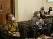 Pemkab Pandeglang Tawarkan Investasi Pengelolaan Kawasan Industri ke PT Jababeka Tbk Bupati Pandeglang Irna Narulita dan Direktur PT. Jababeka Tbk Hyanto Wihadhi saat membahas investasi kawasan industri.