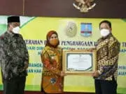 Bupati Serang Ratu Tatu Chasanah Raih Penghargaan dari Mahkamah Agung Bupati Serang Ratu Tatu Chasanah saat menerima piagam penghargaan yang di serahkan oleh Direktur Jendral (Dirjen) Badilag Aco Nur di Aula Tubagus Suwandi Setda Kabupaten Serang.