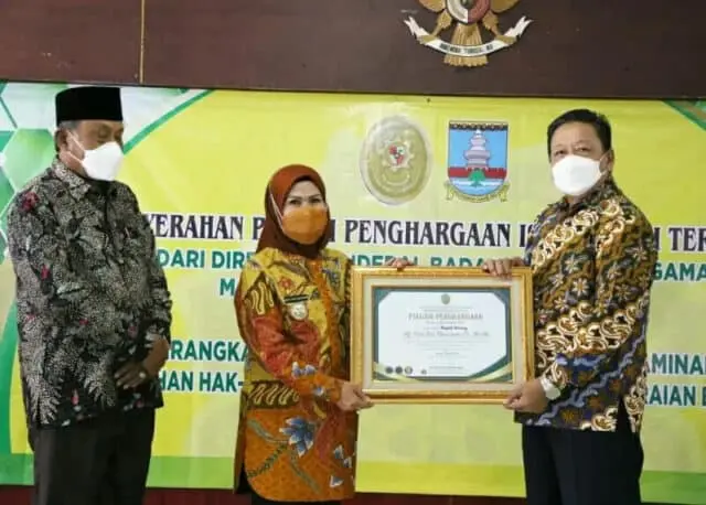 IMG-20220407-WA0071_copy_800x573 Bupati Serang Ratu Tatu Chasanah saat menerima piagam penghargaan yang di serahkan oleh Direktur Jendral (Dirjen) Badilag Aco Nur di Aula Tubagus Suwandi Setda Kabupaten Serang.