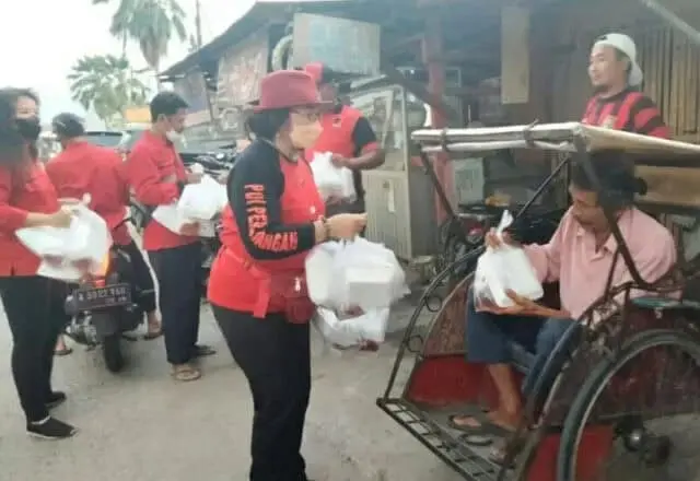 IMG-20220409-WA0046_copy_800x550 Kader PDI Perjuangan Kabupaten Tangerang saat membagi-bagikan makanan takjil ke tukang becak.