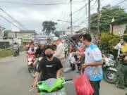Semarak Ramadhan, PWI Bareng APDESI Kabupaten Tangerang Gelar Bhakti Sosial di Teluknaga Kegiatan PWI Bareng APDESI Bagi-bagi takjil ke para pengguna jalan.