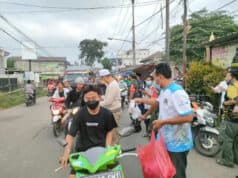 Semarak Ramadhan, PWI Bareng APDESI Kabupaten Tangerang Gelar Bhakti Sosial di Teluknaga Kegiatan PWI Bareng APDESI Bagi-bagi takjil ke para pengguna jalan.
