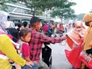 Milad ke-20, PKS Kabupaten Tangerang Sukseskan Gerakan Nasional Berbagi Dua Juta Paket Takjil Para kader PKS Kabupaten Tangerang saat memberikan makanan takjil ke warga.