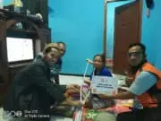 Dewan Sapri Fraksi PKS Berikan Tongkat ke Hariyani untuk Membantunya Berjalan Anggota DPRD Kabupaten dari Fraksi PKS, Sapri saat memberikan tongkat ke Siti Hariyani.