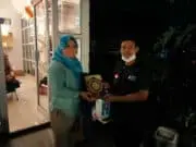 Penuhi Kebutuhan Stok Darah, PMI Kabupaten Tangerang Adakan Safari Donor Sukma petugas PMI saat memberikan hadiah Alquran kepada pendonor darah.