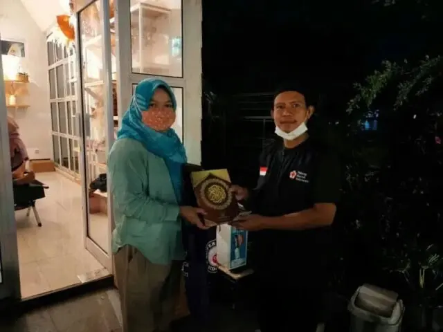 IMG-20220414-WA0087_copy_800x600 Sukma petugas PMI saat memberikan hadiah Alquran kepada pendonor darah.
