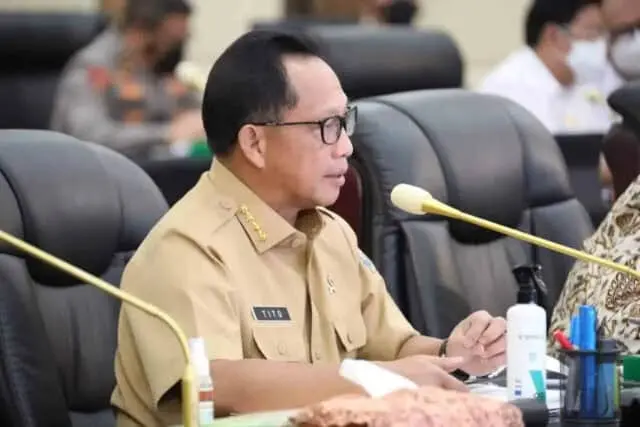 Mendagri Terbitkan Surat Edaran, Atur Soal Pemberian THR dan Gaji ke-13 oleh Pemda Mendagri Terbitkan Surat Edaran, Atur Soal Pemberian THR dan Gaji ke-13 oleh Pemda