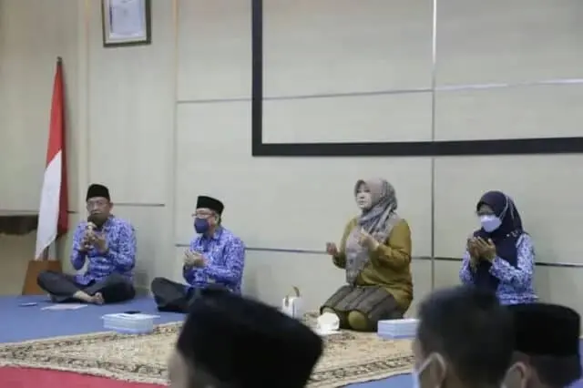 IMG-20220418-WA0029_copy_800x533 Bupati Pandeglang Irna Narulita bersama jajarannya saat mengaji Al Qur'an.