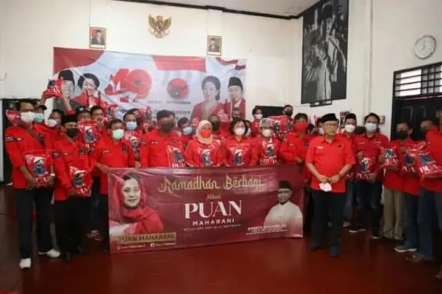 IMG-20220420-WA0078_copy_800x533 Ananta Wahana saat menyalurkan paket sembako bantuan Puan Maharani ke DPC PDI Perjuangan Kabupaten Tangerang.