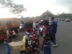 Anggota Ormas saat membagikan Takjil ke pengguna jalan.