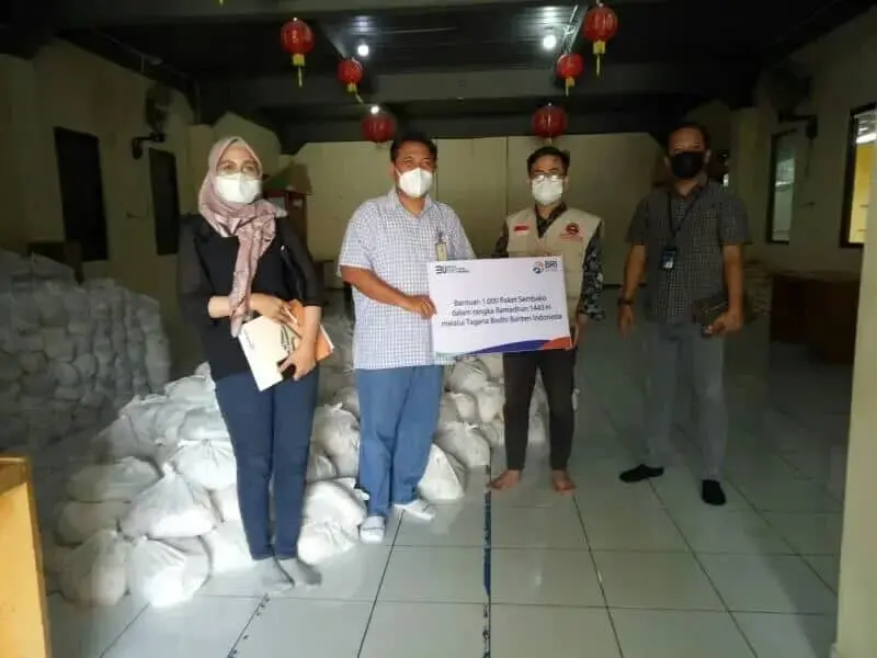 Kegiatan penyaluran paket sembako dari CSR Bank BRI untuk warga.