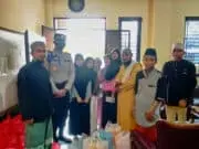 Syaiful Rusdiansyah saat bersama para anak yatim.