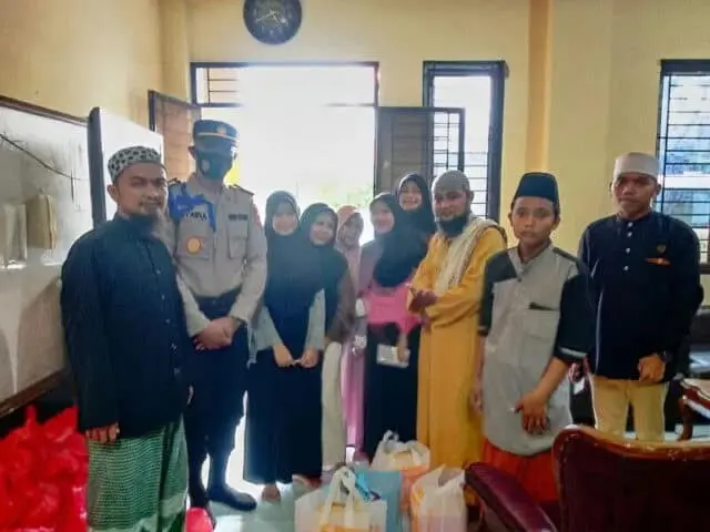 IMG-20220430-WA0024_copy_800x600 Syaiful Rusdiansyah saat bersama para anak yatim.