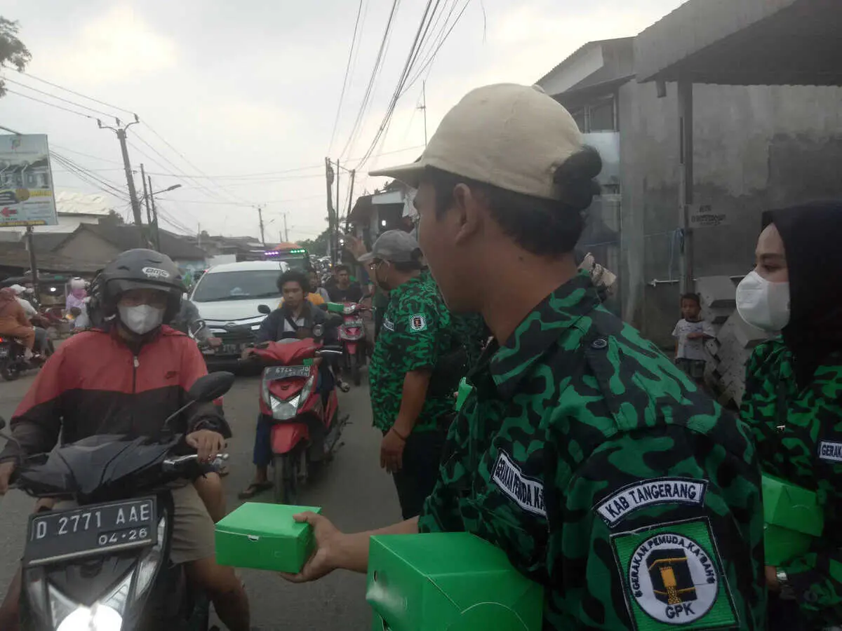 Semarak Ramadhan, GPK Sayap DPC PPP Kabupaten Tangerang Bagi-bagi Takjil di Panongan Semarak Ramadhan, GPK Sayap DPC PPP Kabupaten Tangerang Bagi-bagi Takjil di Panongan
