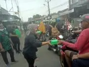 Semarak Ramadhan, GPK Sayap DPC PPP Kabupaten Tangerang Bagi-bagi Takjil di Panongan Jajaran pengurus GPK Sayap DPC PPP Kabupaten Tangerang saat memberikan takjil kepada para pengguna jalan.