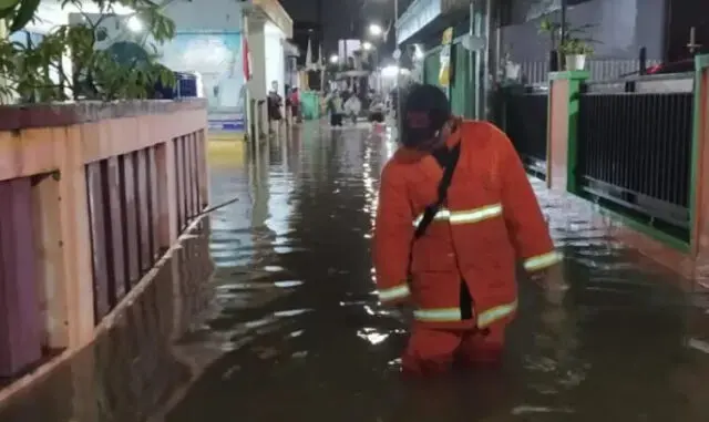 2 Jam, Hujan Deras Mengakibatkan Banjir di Kota Tangerang 2 Jam, Hujan Deras Mengakibatkan Banjir di Kota Tangerang