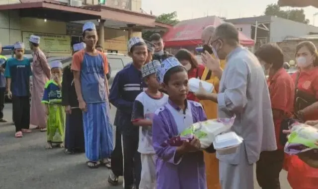 Kebaikan Ramadhan, Polsek Neglasari Bersama Vihara Bagi-Bagi Paket Sembako Kebaikan Ramadhan, Polsek Neglasari Bersama Vihara Bagi-Bagi Paket Sembako