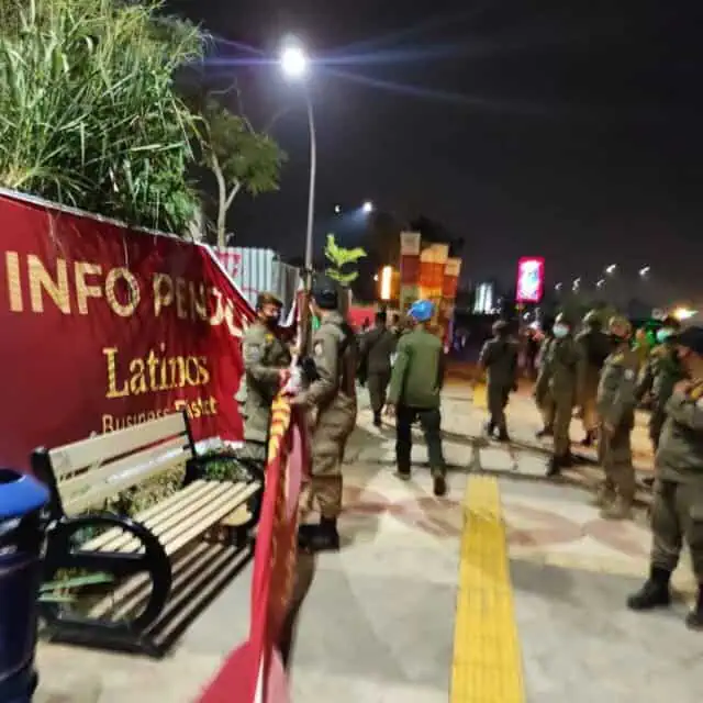 Satpol PP Tertibkan Reklame Tak Berizin Satpol PP Tertibkan Reklame Tak Berizin