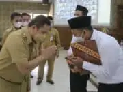 Simbolis, Wali Kota Tangerang Serahkan 1.200 SK Pengangkatan PPPK Guru Tahap 1 Simbolis, Wali Kota Tangerang Serahkan 1.200 SK Pengangkatan PPPK Guru Tahap 1