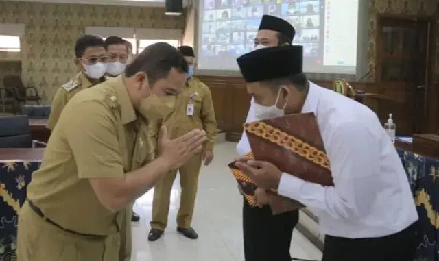 Simbolis, Wali Kota Tangerang Serahkan 1.200 SK Pengangkatan PPPK Guru Tahap 1 Simbolis, Wali Kota Tangerang Serahkan 1.200 SK Pengangkatan PPPK Guru Tahap 1