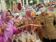 Semarak Bazar Ramadhan di Kecamatan Legok, Warga Antusias Belanja Sembako Murah Camat Legok, Cucu Abdurrosyied saat bersama warga.