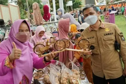 Semarak Bazar Ramadhan di Kecamatan Legok, Warga Antusias Belanja Sembako Murah Camat Legok, Cucu Abdurrosyied saat bersama warga.