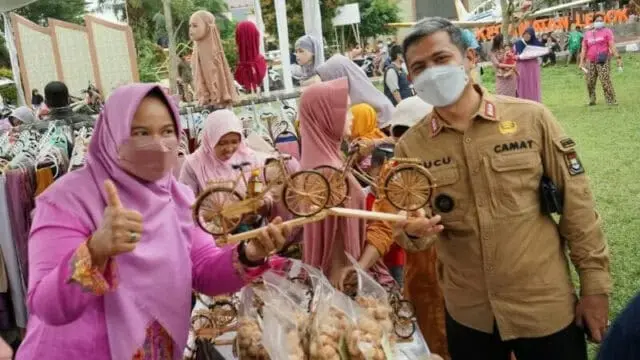 WhatsApp Image 2022-04-23 at 14_25_29_copy_800x450 Camat Legok, Cucu Abdurrosyied saat bersama warga.