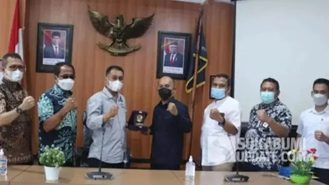 direksi-perumda-am-tjm_220412142536-967 Wakil Ketua DPRD Kabupaten Tangerang Aditya Wijaya beserta kepala sub bagian serta staf saat bersama jajaran direksi Perumda AM TJM. (Sukabumiupdate.com)