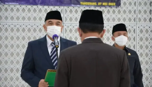 Bupati Tangerang A. Zaki Iskandar saat melantik Uyung Mulyardi.