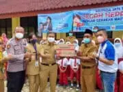 Forkopimcam Kecamatan Legok Gelar Sosialisasi Pencegahan Hepatitis Akut di SDN Babat II Camat Legok Cucu Abdurrosyied bersama jajarannya saat memberikan bantuan.