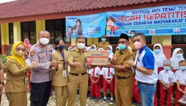 1653970330_871x497 Camat Legok Cucu Abdurrosyied bersama jajarannya saat memberikan bantuan.