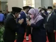 Bupati Pandeglang Irna Narulita saat bersalaman dengan Penjabat (Pj) Gubernur Banten Al Muktabar.