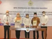 Pemkab Pandeglang Raih WTP Enam Kali Berturut-turut dari BPK RI Bupati Pandeglang Irna Narulita saat menerima piagam penghargaan WTP di Kantor BPK RI Perwakilan Provinsi Banten, Rabu (25/5/2022).