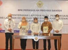 Pemkab Pandeglang Raih WTP Enam Kali Berturut-turut dari BPK RI Bupati Pandeglang Irna Narulita saat menerima piagam penghargaan WTP di Kantor BPK RI Perwakilan Provinsi Banten, Rabu (25/5/2022).