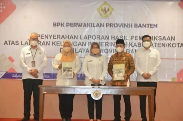 IMG-20220525-WA0052_copy_800x529 Bupati Pandeglang Irna Narulita saat menerima piagam penghargaan WTP di Kantor BPK RI Perwakilan Provinsi Banten, Rabu (25/5/2022).