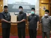Bupati Serang Usulkan 3 Raperda ke DPRD Kabupaten Serang, Ini isinya Wakil Bupati Serang Pandji Tirtayasa saat menyerahkan dokumen 3 usulan Raperda ke Pimpinan DPRD Kabupaten Serang.