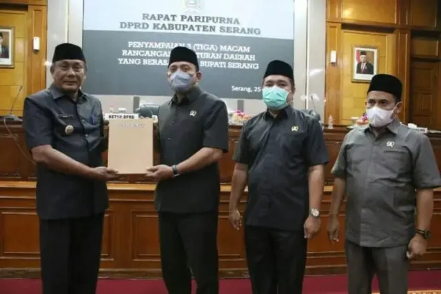 IMG-20220525-WA0057_copy_800x533 Wakil Bupati Serang Pandji Tirtayasa saat menyerahkan dokumen 3 usulan Raperda ke Pimpinan DPRD Kabupaten Serang.