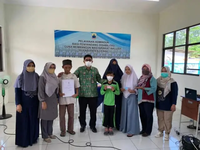 Disdukcapil Lebak Berikan Dokumen Adminduk bagi Penyandang Disabilitas di SKH 02 Lebak Disdukcapil Lebak Berikan Dokumen Adminduk bagi Penyandang Disabilitas di SKH 02 Lebak