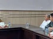 Sekertaris panitia Penyelengaraan Munasus, Agus R Wisas didampingi Ketua Kadin Banten, Azzari Jayabaya, saat berdiskusi dengan Pj Gubernur Banten, Al Muktabar.