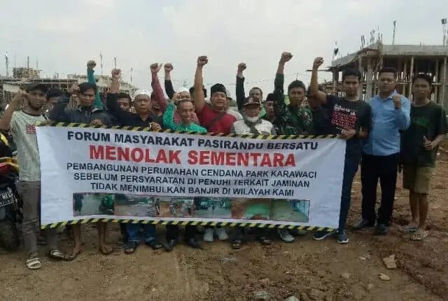 IMG20220518104833_copy_800x538 Warga kampung Pasirandu saat mendatangi proyek pembangunan perumahan Cendana Park.