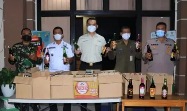 Razia di Malam Takbiran, Kecamatan Benda Amankan 155 Miras Razia di Malam Takbiran, Kecamatan Benda Amankan 155 Miras