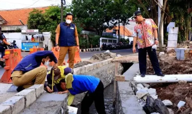 Pemkot Tangerang Lakukan Perbaikan Fasilitas Umum dan Perlancar Aliran Air Pemkot Tangerang Lakukan Perbaikan Fasilitas Umum dan Perlancar Aliran Air