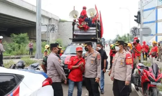Antisipasi Pelajar dan Anarko, Polrestro Tangerang Kota Kawal Aksi Buruh ke Jakarta Antisipasi Pelajar dan Anarko, Polrestro Tangerang Kota Kawal Aksi Buruh ke Jakarta