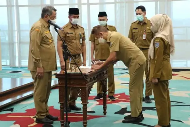 Lantik 301 Pejabat Fungsional Benyamin: Ini Bentuk Penyederhanaan Birokrasi Lantik 301 Pejabat Fungsional Benyamin: Ini Bentuk Penyederhanaan Birokrasi