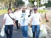 Achmad Taufik Kadis DLHK Kabupaten Tangerang Apresiasi Kegiatan Komunitas Banksasuci Jogging Sambil Mungut Sampah di Jalanan Kepala Dinas Lingkungan Hidup Kabupaten Tangerang, Achmad Taufik bersama komunitas Banksasuci saat memungut sampah di jalanan.