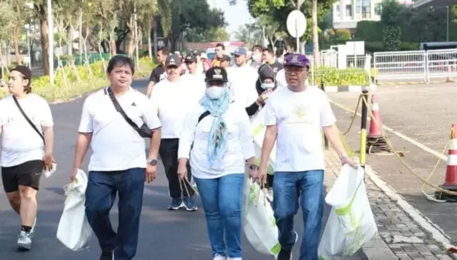 1654421167_871x497 Kepala Dinas Lingkungan Hidup Kabupaten Tangerang, Achmad Taufik bersama komunitas Banksasuci saat memungut sampah di jalanan.