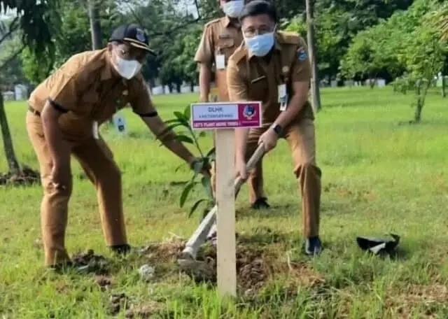1654778250_871x497_copy_697x497 Kepala Dinas DLHK, Achmad Taufik saat menanam bibit pohon.