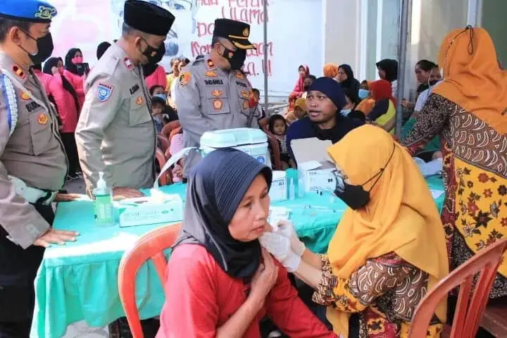 Sambut HUT Bhayangkara ke-76, Polsek Benda Berbagi Makanan Gratis di Gerai Vaksinasi Sambut HUT Bhayangkara ke-76, Polsek Benda Berbagi Makanan Gratis di Gerai Vaksinasi