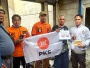 PKS Teluknaga Serahkan Bantuan untuk Korban Kebarakan di Desa Lemo