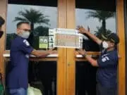Pemkab Tangerang Tutup dan Cabut Izin 3 Cabang Holywings Secara Permanen Holywings saat di segel oleh petugas.